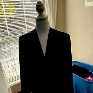 Beautiful crop jacket.  can be casual or dressed up .  Rich dark blue color .